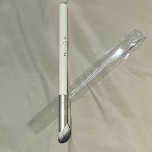 Beau Garcia  concealer brush
